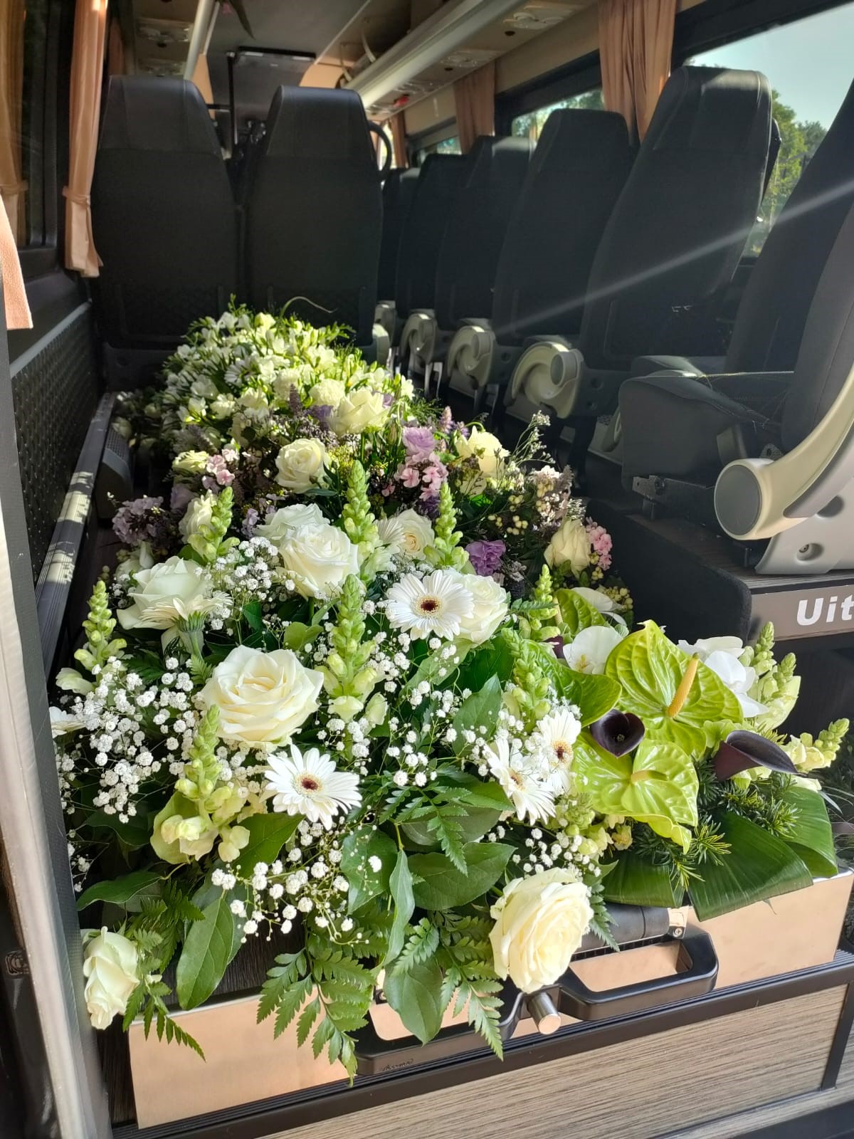 Bloemen in uitvaartbus